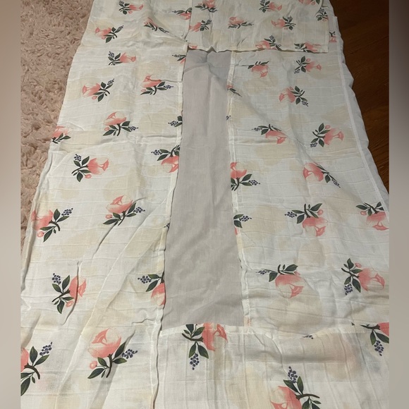 Little Unicorn Cotton Muslin Crib Skirt – Watercolour Rose - Picture 3 of 4